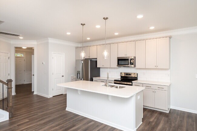 Building Photo - Elegant 3BR,2.5BA Townhome with Modern Finishes $1950/mo rent***
