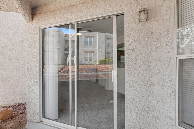 Building Photo - SPACIOUS 3BED/2BATH CONDO * FIRST FLOOR UNIT