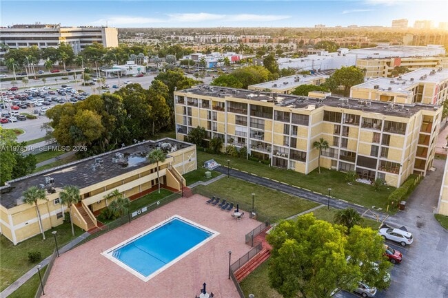 Building Photo - 9210 Fontainebleau Blvd