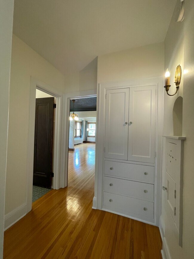 Building Photo - 3015 W 43rd St
