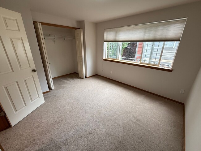 Building Photo - 3 bed / 1.5 bath townhouse in Greenwood/ North Seattle!