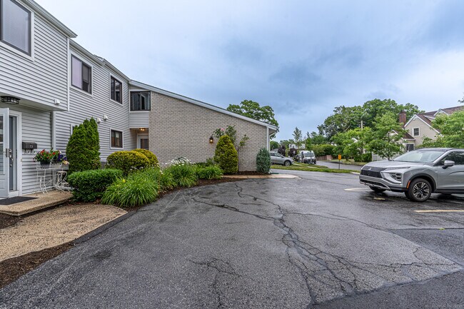 Building Photo - 67 Riverside Ave