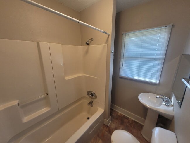 Building Photo - 6 Bedroom Home with large yard, washer/dry...