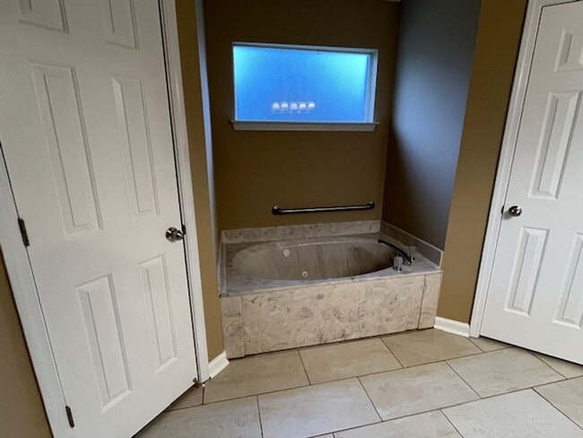 Building Photo - Renovated 3 Bedroom 2 Bath Home with 2 Car Garage for Rent!!