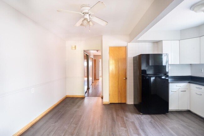 Building Photo - 5205 Jamieson Ave