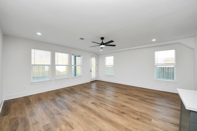 Building Photo - 5531 Nielan St