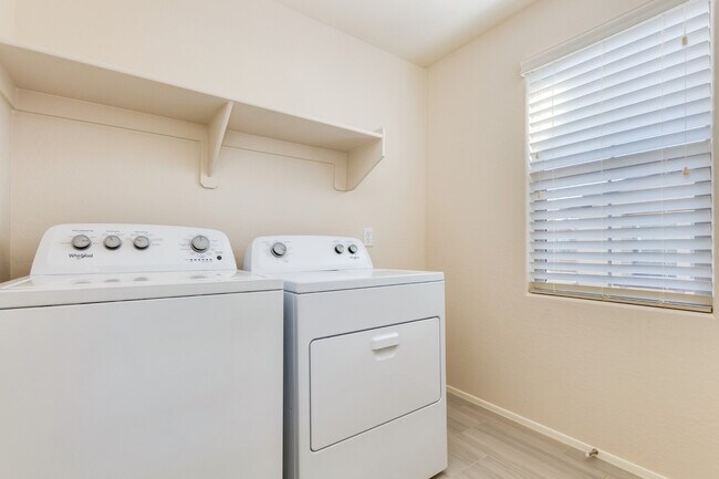 Building Photo - Exquisite 4 bd/2.5 bath home in Albany Village