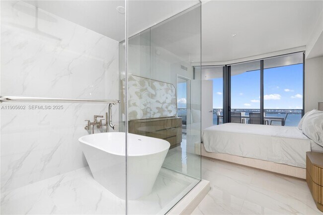 Building Photo - 700 NE 24th St