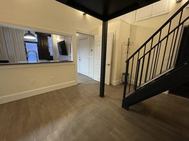 Building Photo - Gorgeous Garden Level 1-Bed with Laundry in Unit