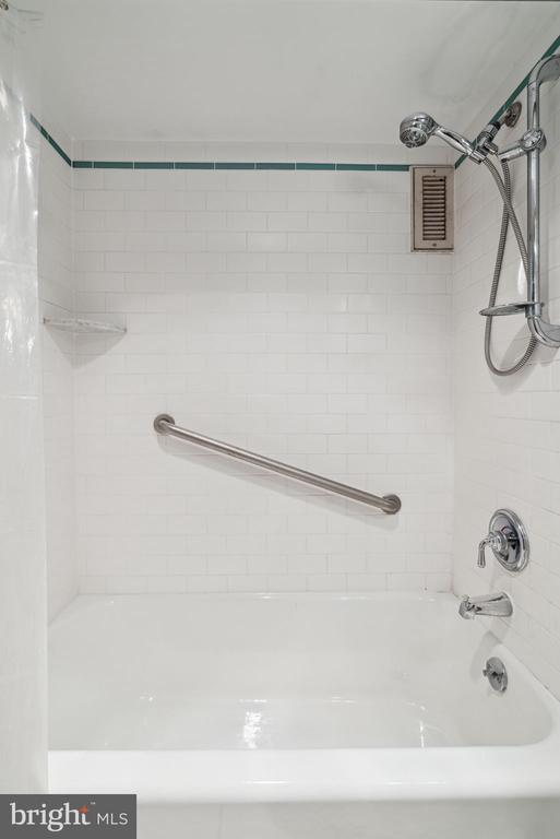 Building Photo - 220 Locust St