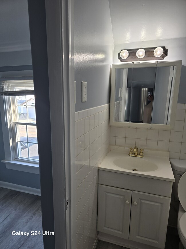 Building Photo - BEAUTIFULLY RENOVATED 2 BEDROOMS WITH BALCONY