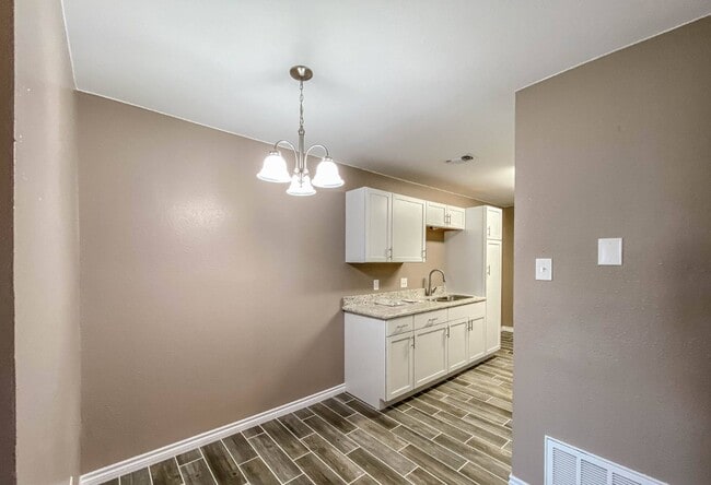 Building Photo - 2208 Shoemaker Dr