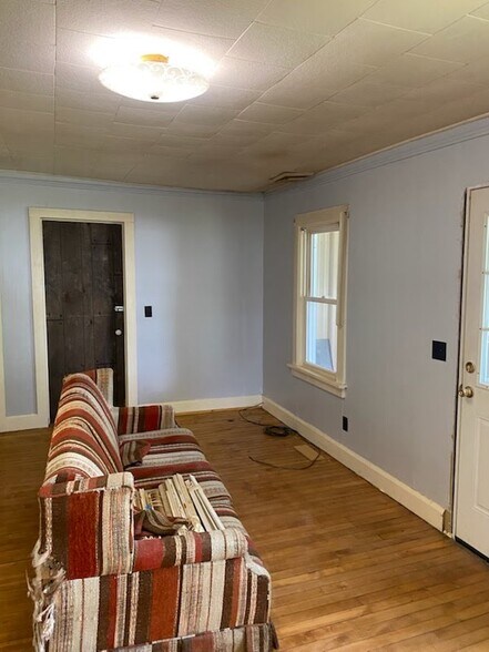 Living room - 25107 State St