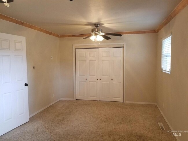 Building Photo - Rare 4 bedroom, 2 bath home on cul-de-sac.