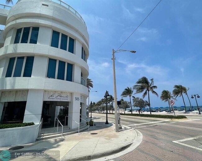 Building Photo - 3000 Riomar St