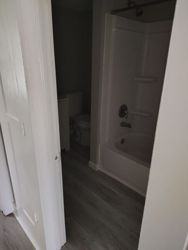 Building Photo - Section 8 Accepted! Spacious 2br home