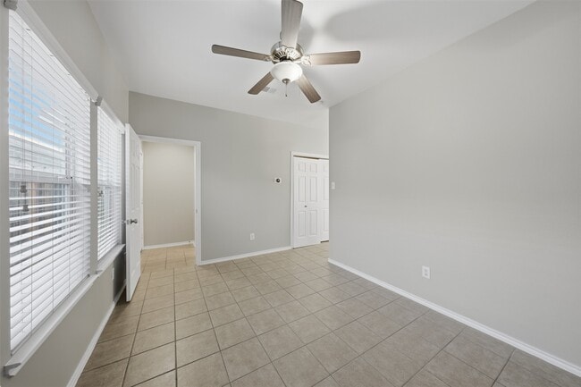 Building Photo - 1929 Kemah Village Dr