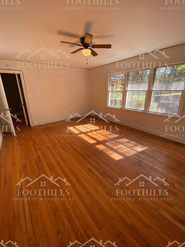 Building Photo - 3-Bed 2-Bath Brick Home with Spacious Lot,...