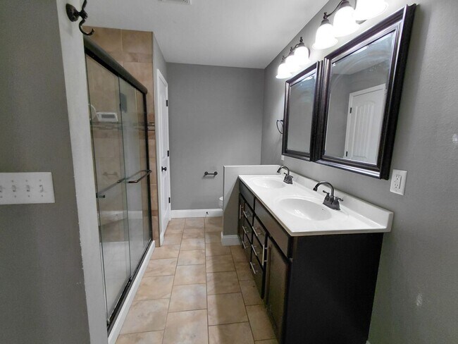 Building Photo - 137 Creek View Dr