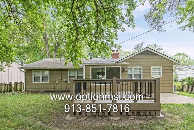 Building Photo - Prairie Village Beauty