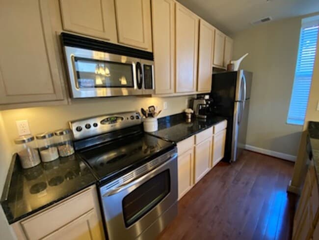 Building Photo - 627 Clara Ave