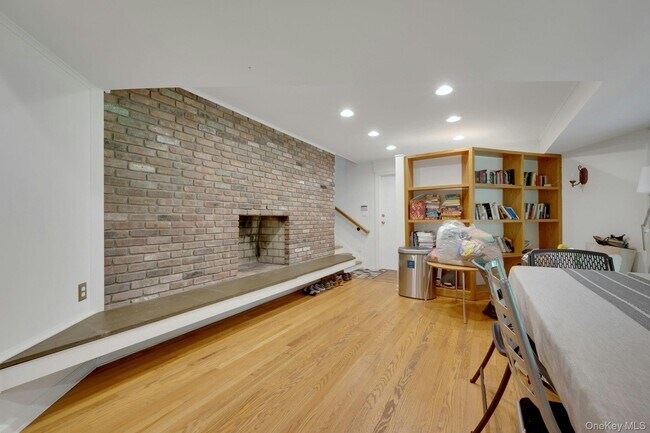 Building Photo - 107 Holly Pl