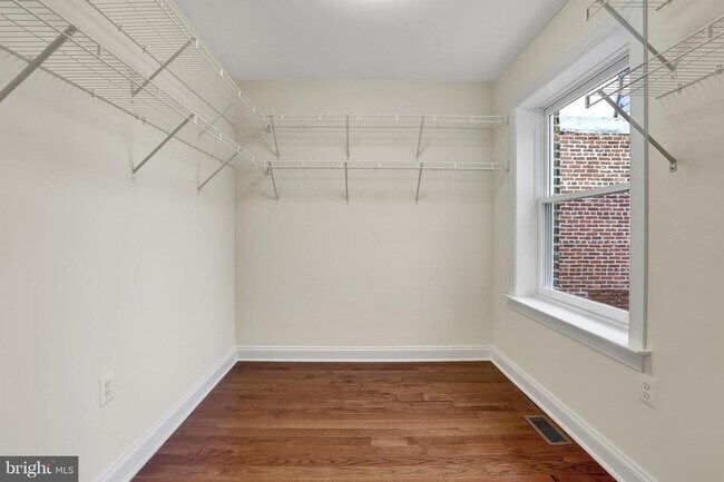 Building Photo - 2420 Callow Ave