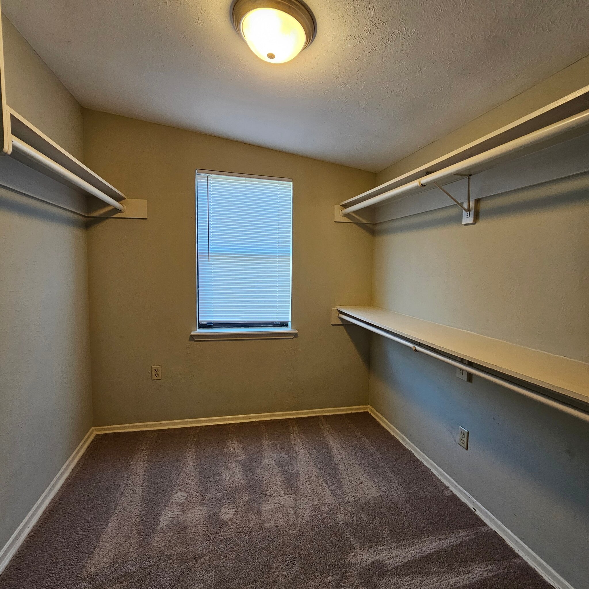 Walk in Closet - 10128 Kilarney Dr