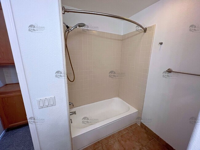 Building Photo - End unit 4 Bedroom House Available Now in ...