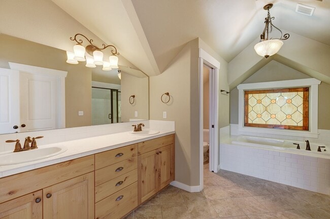 Building Photo - Charming Seattle Townhome with Garage Available Now! A/C included!