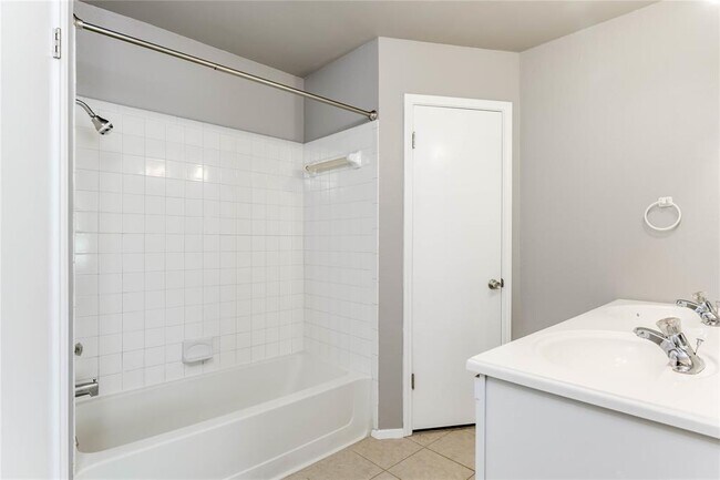 Building Photo - 816 Russet Valley Dr