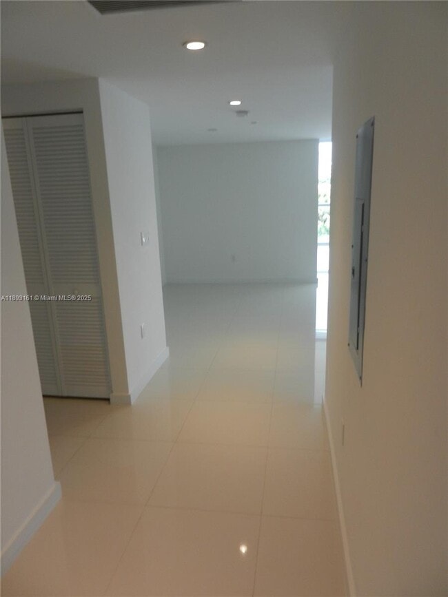 Building Photo - 9940 W Bay Harbor Dr