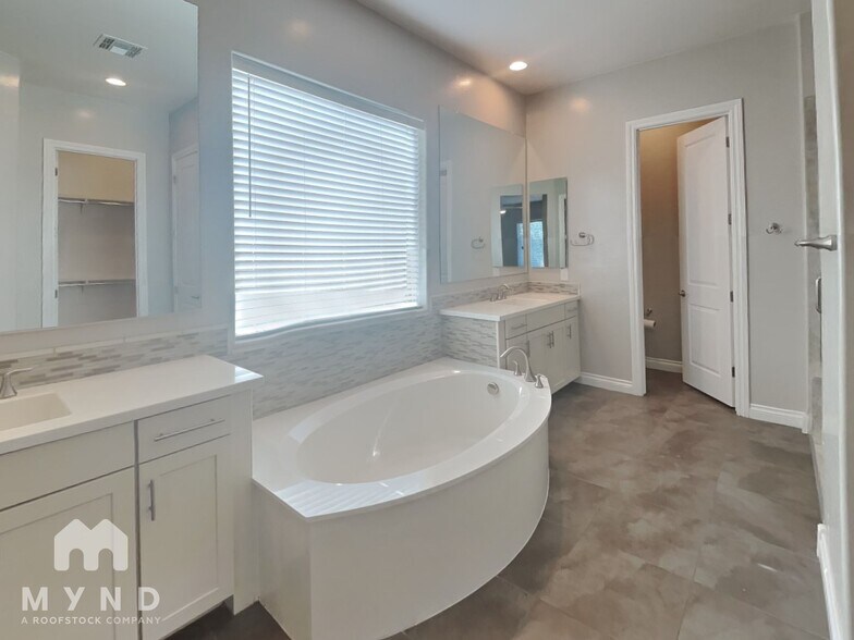 Building Photo - 3690 E Alfalfa Dr