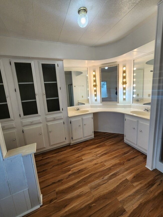 Building Photo - Adorable Retro Chic Home