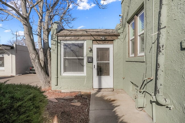 Building Photo - Updated 1 bed with flex space and yard