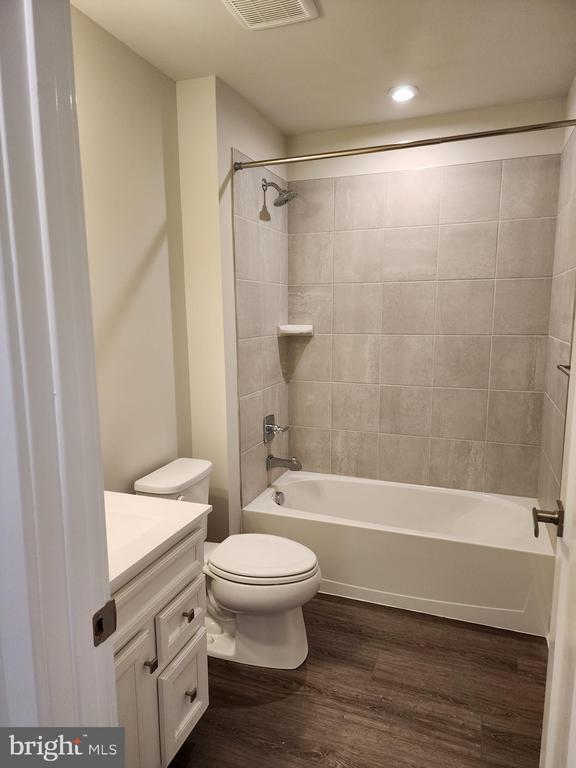 Building Photo - 321 E Cochran St