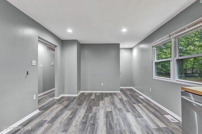 Building Photo - 145 W Woodburn Ave