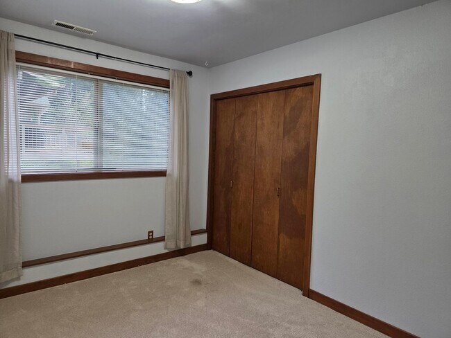 Building Photo - 4 Bedroom Poulsbo Home