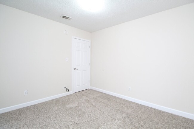 Building Photo - Spacious 2BD/1BA Apartment in Benjamin Oak...