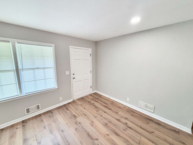Building Photo - Renovated Brick Ranch w/Basement