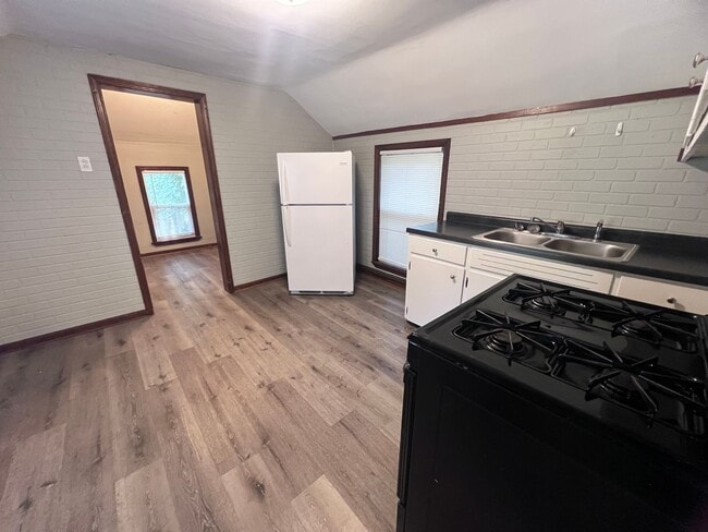 Building Photo - 738 Fountain NE