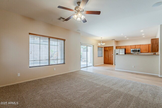 Building Photo - 519 E Rainbow Dr