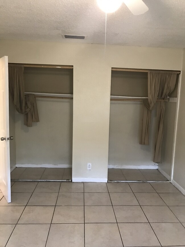 Building Photo - Large 2-1 with central air