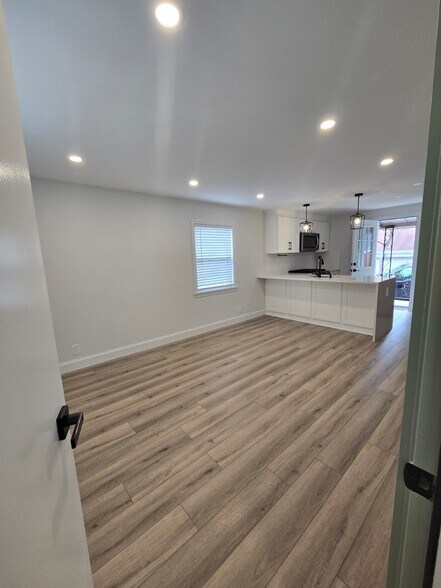 Building Photo - 613 Willow Ave