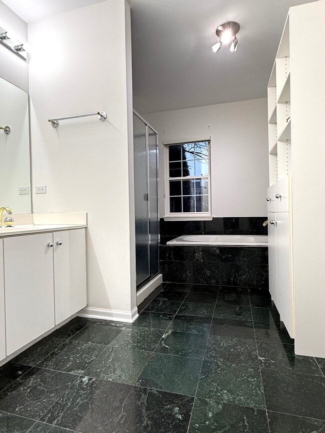 Building Photo - 362 Town Pl Cir