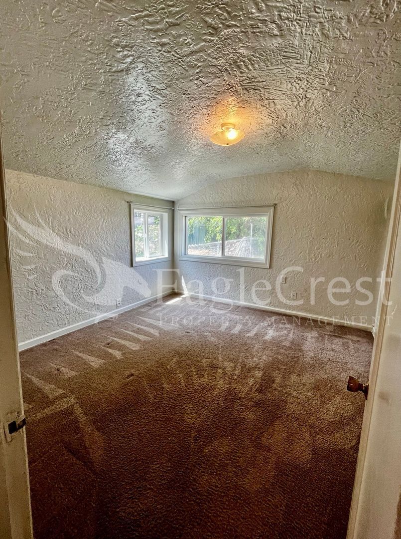 Building Photo - Comfortable 2-Bedroom Home with Fenced Yard & Washer/Dryer Hookups