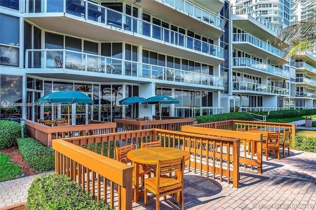 Building Photo - 16425 Collins Ave