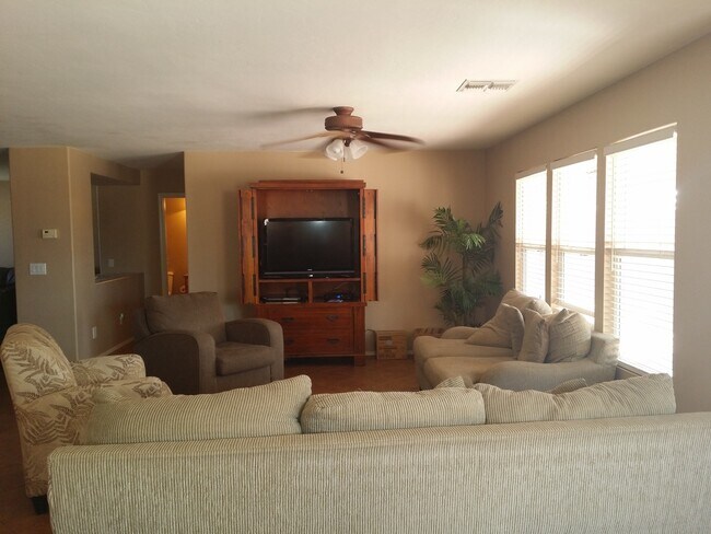 Building Photo - Immaculate 4 BR/ 2.5 Bath  w/ a Pool and Hot Tub in Rita Ranch!