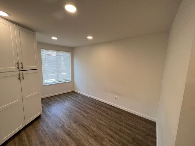 Building Photo - Beautifully Remolded 3 Bed 2.5 Bath Townhome!