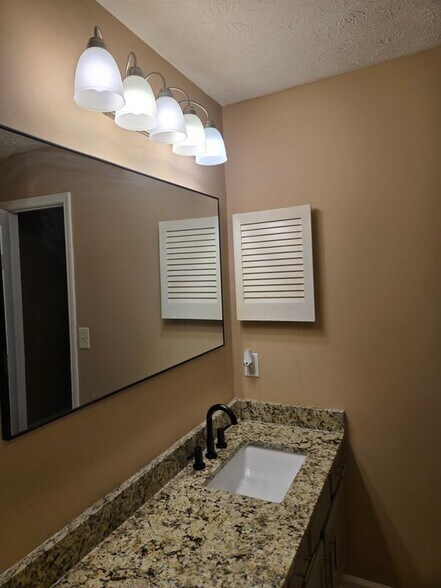 Building Photo - 6090 Emerald Pointe Cir